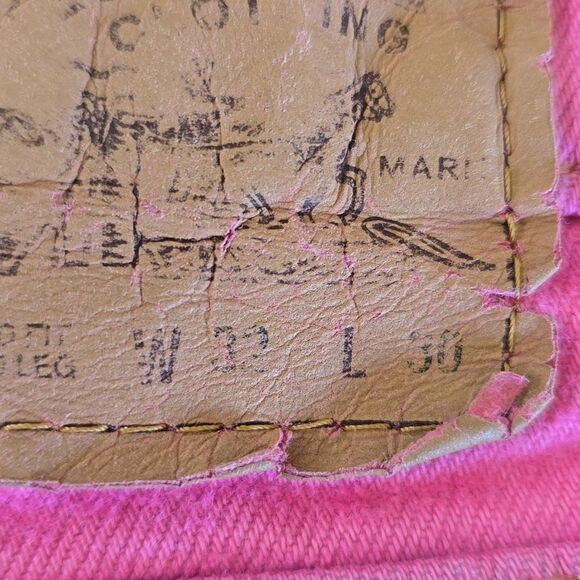 Levi's 550 Pink Distressed Frayed Hem Jean Shorts - Size 32 - Picture 3 of 14